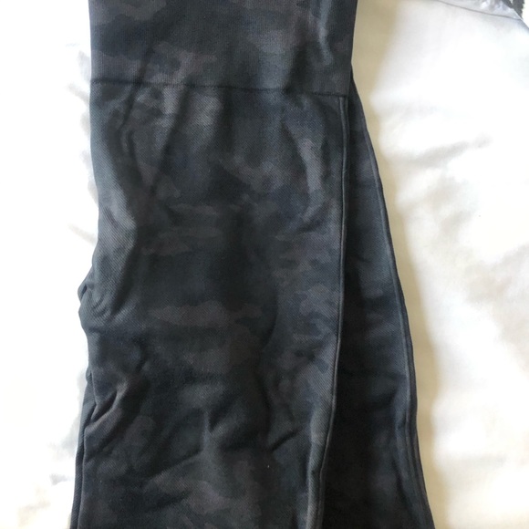 Spanx- black camo legging - size large - Picture 4 of 5